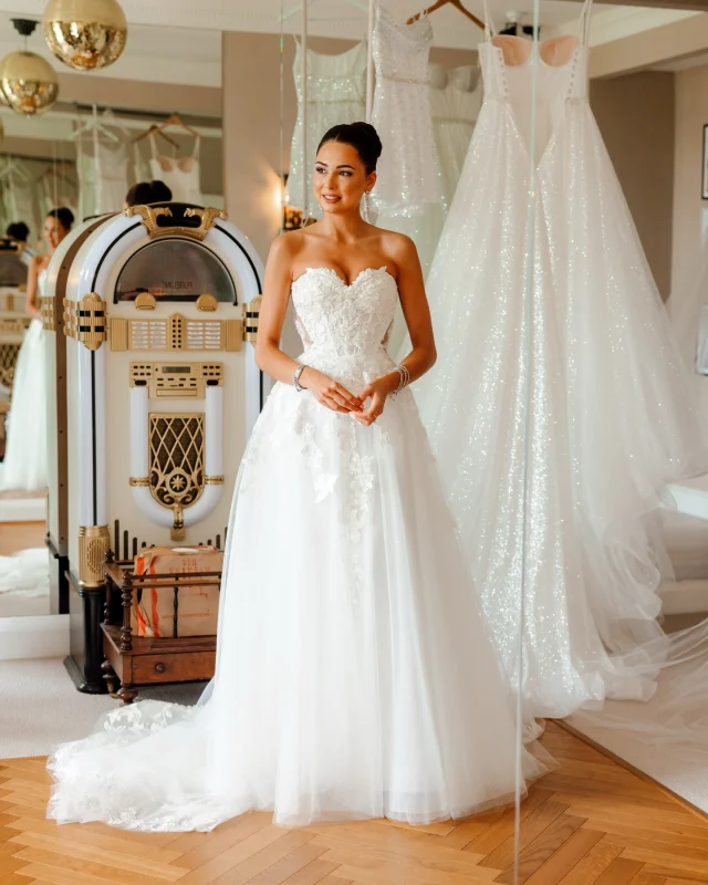 Let’s talk wedding dresses. Would you like to change it up for your wedding. One dress for ceremony, one for the reception and one to party in.

Venue @santffraedhouse 
Hair and make up @loxushairandmakeup 
Dress:es @rowberrybridalandfashion @enzoani 

#santffraedhouse #santffraedhouseweddings #santffraedhouseweddingphotographer #santffraedhouseweddingvenue #weddingdressstyle #weddingdress #weddingdresses #weddingdressinspo #weddingpartydress