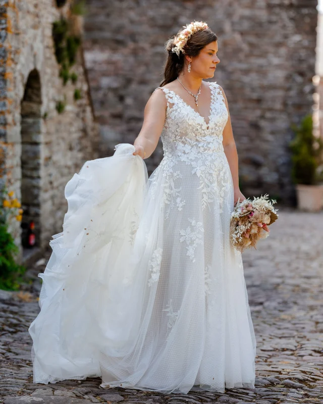 A look back at this beautiful boho inspired wedding at Tall Johns House. The venue and Emma looked gorgeous with these natural down to earth tones

Venue: @talljohnswedding 
Florist: @theflowerbarnatgranary 
Makeup: @astonishingmakeup_ 
Hair:  @steffijones_hair 
Venue stylist: @signaturehire 
Dress: @gardeniabridal 

#bohowedding #bohoweddingdress #bohoweddingdecor #bohoweddinghair #waleswedding  #barnweddingvenue #barnweddingvenuewales #weddingphotographerwales